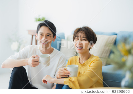一對夫婦在客廳裡 一對夫婦在客廳裡 92898603