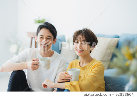 A couple in the living room A couple in the living room 92898604