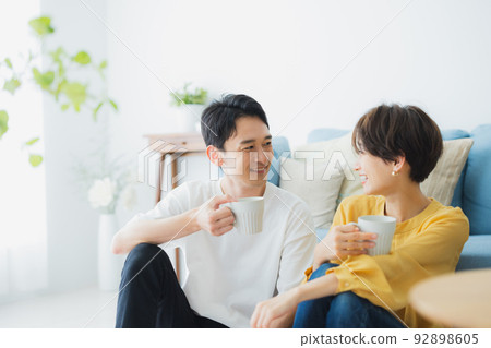 一對夫婦在客廳裡 一對夫婦在客廳裡 92898605