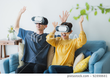 Couple in the living room virtual reality Couple in the living room virtual reality 92898681