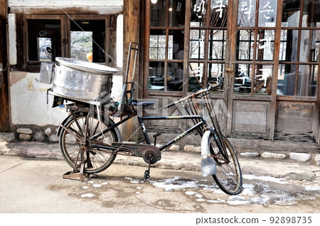 These are the old household items displayed in the National Folk Museum of Korea. 92898735