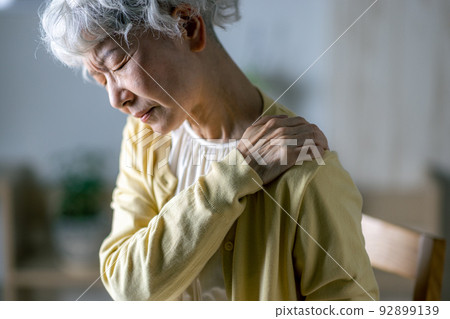 My shoulder hurts Grandma 92899139