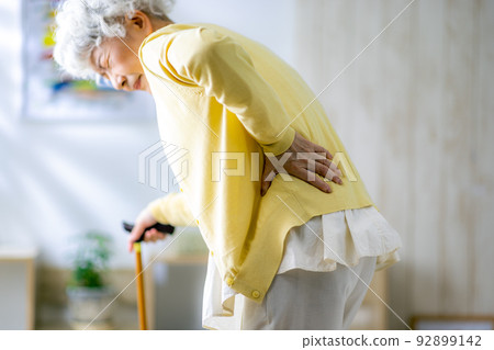 有腰下部痛的資深婦女 92899142