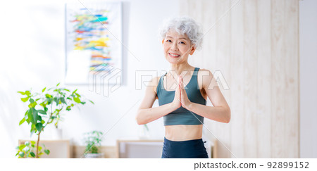 在家做瑜伽的資深婦女 92899152