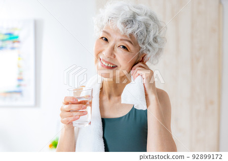 老年婦女運動後喝水 92899172