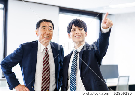 兩名男性商人(高級,年輕,西裝,領帶 兩名男性商人(高級,年輕,西裝,領帶 92899289