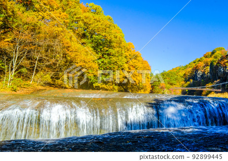 Fukiwari Falls in autumn leaves Fukiwari Falls in autumn leaves 92899445
