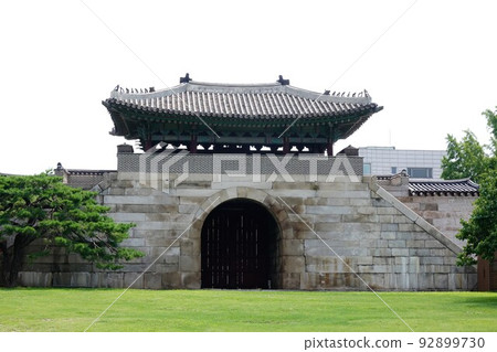 This is Geonchunmun, the east gate of Gyeongbokgung Palace. 92899730