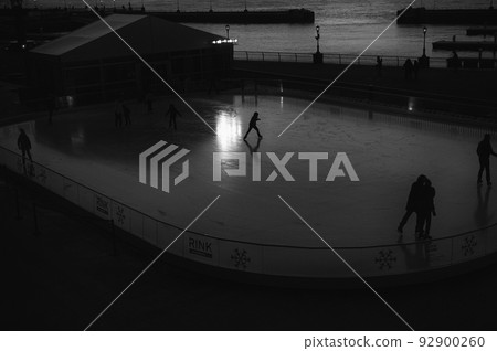 New York, a winter tradition, a skating rink overlooking the Hudson River 92900260