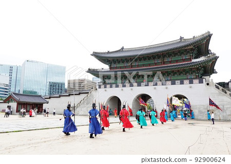 The changing of the guards at Gwanghwamun Gate in Gyeongbokgung Palace. 92900624