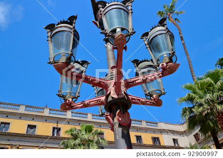 Barcelona streetscape 92900997