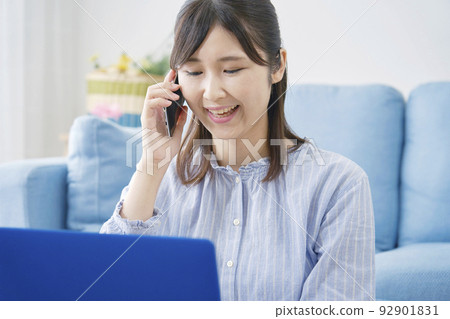 在家用智能手機打電話的女人 92901831