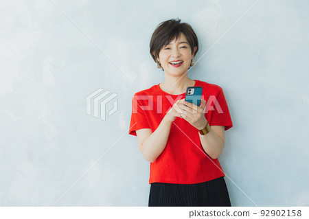 穿紅色 t 恤的女人 92902158