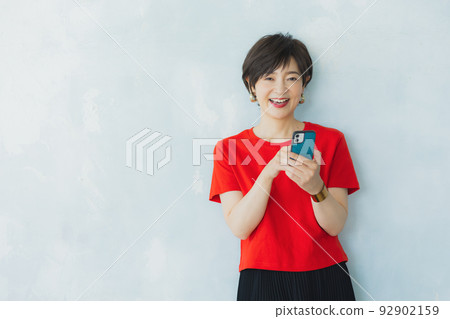 穿紅色 t 恤的女人 92902159