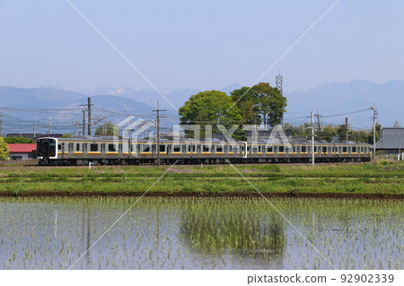 初夏稻田和宇都宮線E131系列（6節列車：宇都宮⇔黑磯） 92902339