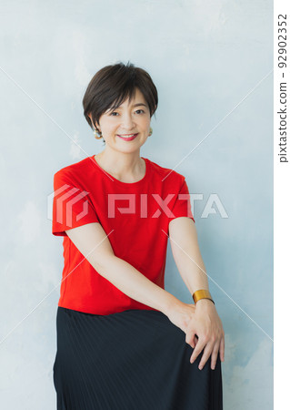 woman in red t-shirt 92902352