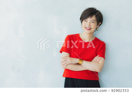 woman in red t-shirt 92902353