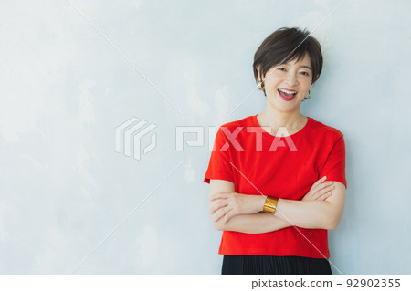 woman in red t-shirt 92902355
