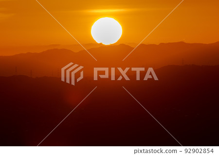 從若草山眺望生駒山方向的夕陽 3 從若草山眺望生駒山方向的夕陽 3 92902854