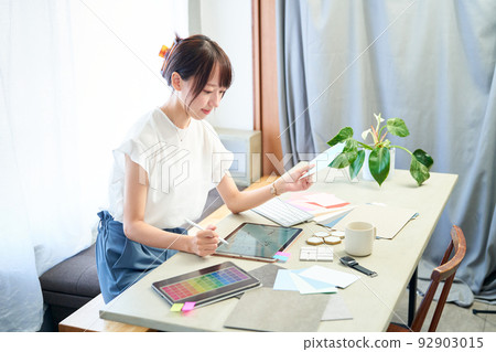 考慮協調的室內設計師 考慮協調的室內設計師 92903015