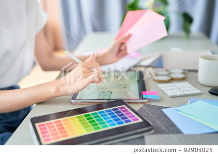 Interior designer thinking about coordination 92903025