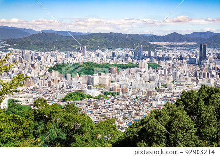 A distant view of the city of Hiroshima. You can see Hijiyama Park in the center, the Grand Tower on the right, and the Big Front Building in front of the station. 92903214