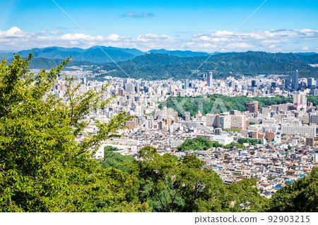 廣島市的遠景。您可以在右側看到 Hijiyama 公園和 Grand Tower Birga。精確圖像 92903215