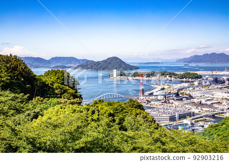 廣島市的遠景。宇品區和出島區等海港區的景色。您還可以看到廣島灣和宮島。 廣島市的遠景。宇品區和出島區等海港區的景色。您還可以看到廣島灣和宮島。 92903216