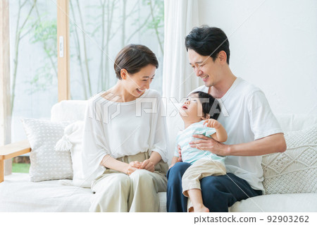 客廳裡微笑的父母和孩子(家庭、家庭、育兒、育兒) 客廳裡微笑的父母和孩子(家庭、家庭、育兒、育兒) 92903262