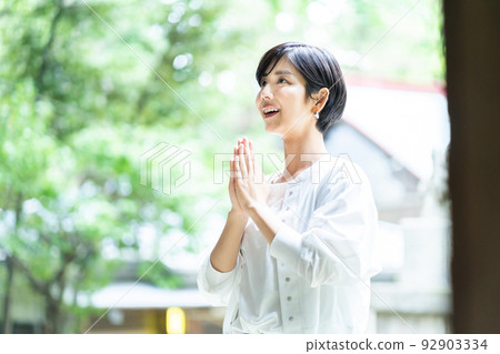 Gassho, prayer, worship, visiting power spots, shrines, sightseeing spots 92903334