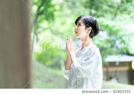 Gassho, prayer, worship, visiting power spots, shrines, sightseeing spots 92903335