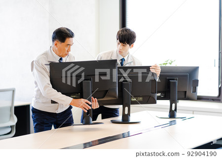 Business scene, computer installer, work clothes 92904190