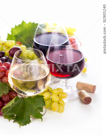 glasses of wine and ripe grapes isolated on white 92905240