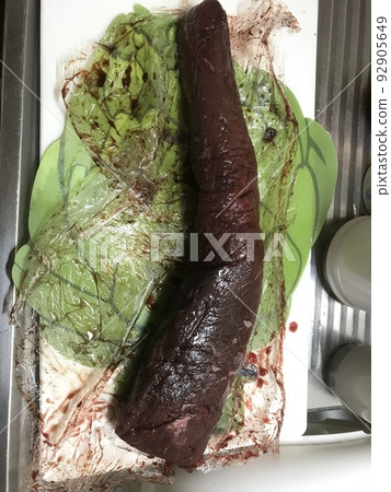 解凍後從冰箱裡拿出來的鹿肉切片前,出奇的噁心 解凍後從冰箱裡拿出來的鹿肉切片前,出奇的噁心 92905649