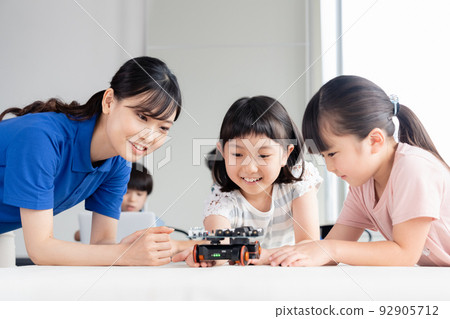 享受工作坊的小學生 92905712