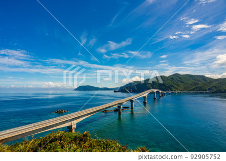 Koshikishima Island, Kagoshima Prefecture _ Koshikishima Bridge seen from Torinosuyama Observatory, the crystal clear sea and Nakakoshikishima Island, beautiful midsummer clouds Koshikishima Island, Kagoshima Prefecture _ Koshikishima Bridge seen from Torinosuyama Observatory, the crystal clear sea and Nakakoshikishima Island, beautiful midsummer clouds 92905752