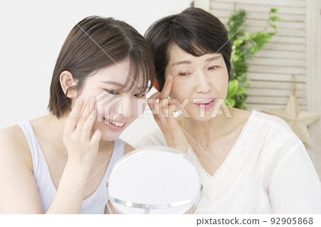 一個向母親諮詢美麗的女兒 92905868