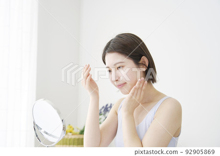 女性在家護膚 92905869