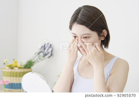 女性在家護膚 92905870