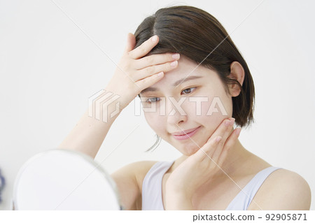 女性在家護膚 92905871