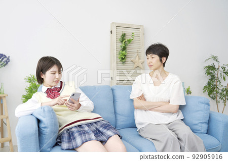 一個高中女生用智能手機在家被媽媽罵 92905916