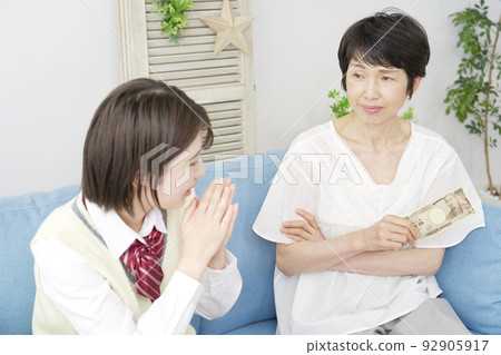 高中女生向媽媽乞討零用錢 92905917