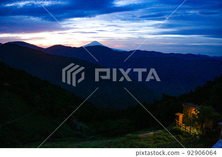 在南阿爾卑斯山的 Chausu-koya 小屋正下方的 Chausu-koya 小屋日出時的富士山 在南阿爾卑斯山的 Chausu-koya 小屋正下方的 Chausu-koya 小屋日出時的富士山 92906064