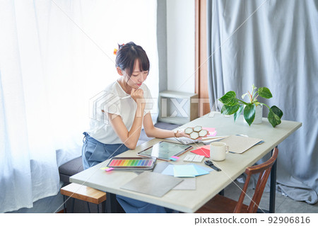 Interior coordinator working in a casual space Interior coordinator working in a casual space 92906816