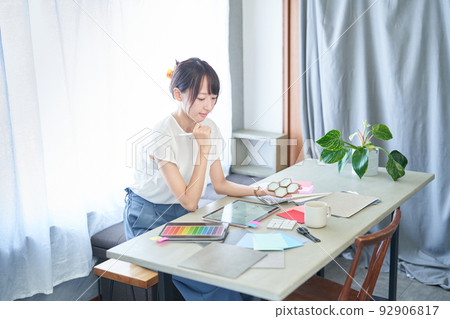 在休閒空間工作的室內協調員 92906817