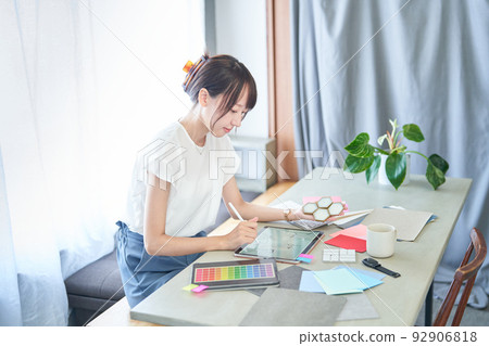 Interior coordinator working in a casual space Interior coordinator working in a casual space 92906818