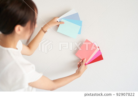 Interior coordinator considering wall color 92907822