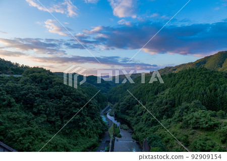 布目水壩湖的景色 從水壩湖流出的布目河和落日的天空 布目水壩湖的景色 從水壩湖流出的布目河和落日的天空 92909154
