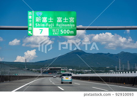 靜岡縣新東名高速公路新富士交流道附近行駛的汽車 92910093
