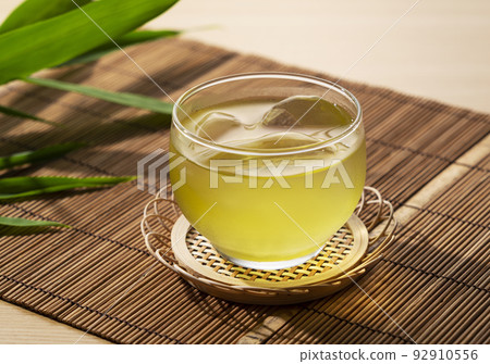 Cold green tea 92910556